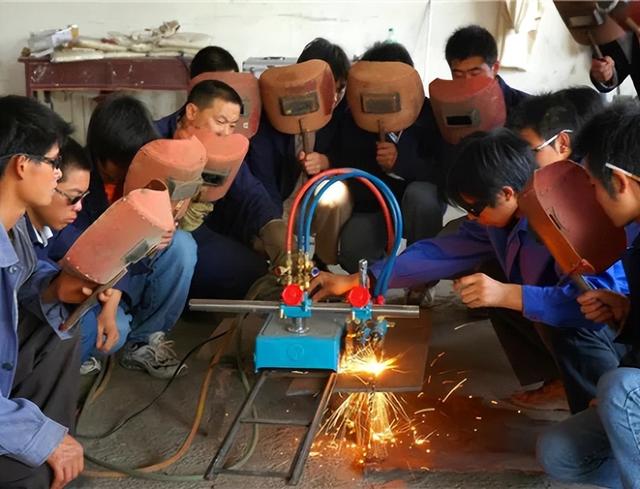 鄉鎮空缺生意鄉鎮空缺生意代加工插圖